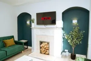 New Refurbishment Close to City With Free Parking - Bramley