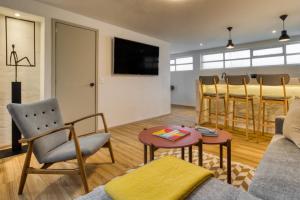 Comfy Apartment with Leafy Views by Tasman