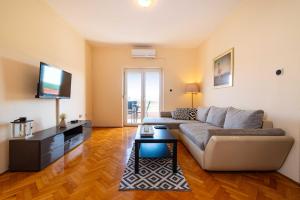 MY DALMATIA - Sea view apartment Nika with private parking