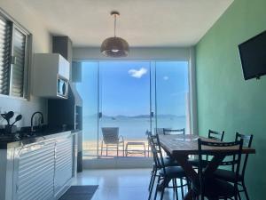 Pé na areia! Casa aconchegante frente mar! SV27H