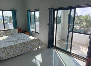 Dove Escapes- 2 bdrm appt in village of Placencia