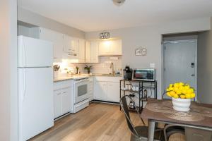 2br Comfort Near The Greene! MidCentury Modern