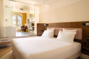 Double Room Parisian  room in Hôtel du Sentier