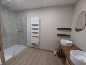 Maisons de vacances Gite Sous le marronnier jusqu-a 10 personnes : photos des chambres