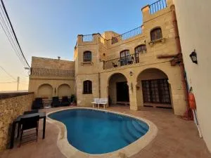 UNDER NEW MANAGEMENT! Sant Antnin Luxurious Farmhouse Villa With Pool Sannat Near Victoria Gozo Family Friends Couples Views Balcony Roof Terrace Romantic Getaway - Munxar