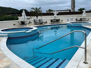 Apartamento 23A para 6 pessoas com Piscina e Churrasqueira no Cond Torremolinos Beach a 80m para Pé na areia na Praia da Enseada Ubatuba