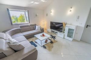 MY DALMATIA - Sea view apartment Privlaka with free private parking