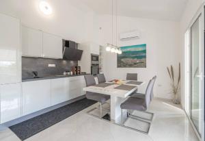 MY DALMATIA - Sea view apartment Privlaka with free private parking