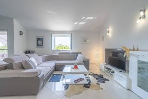 MY DALMATIA - Sea view apartment Privlaka with free private parking