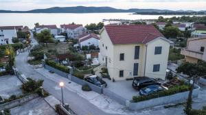 MY DALMATIA - Sea view apartment Roza with shared swimming pool