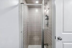Stylish 2BR Urban Escape, BBQ, Private Terrace