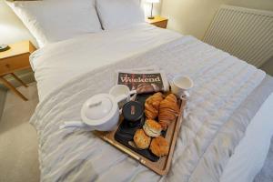 Stylish Home moments walk from city centre with Garden Office