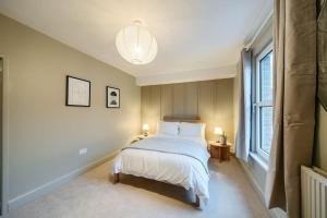 Stylish Home moments walk from city centre with Garden Office