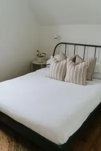 Beecomb House Modern Water View House - Mount Stewart