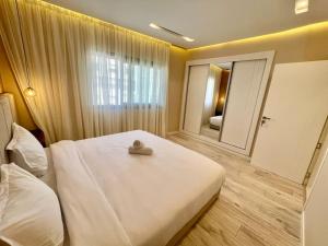 Central Modern Flat - Easy Beach Access