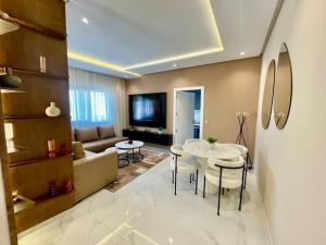 Central Modern Flat - Easy Beach Access