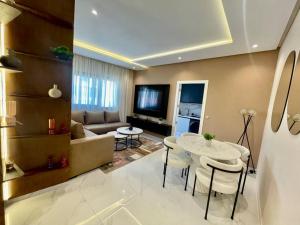 Central Modern Flat - Easy Beach Access