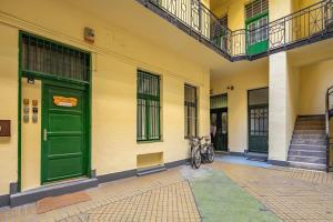 Modern - Central - Simple