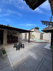 Casa com piscina, churrasqueira e ar condicionado em condomínio