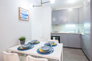 Very Central - Free Parking - Sunny Balcony