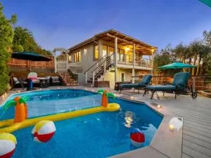 Majestic 5BR Villa with Guesthouse, Pool & Spa - باواي