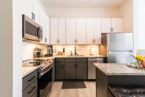 Stylish 2-Bedroom Apt in Charlotte with Free Parking