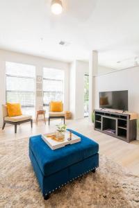 Stylish 2-Bedroom Apt in Charlotte with Free Parking