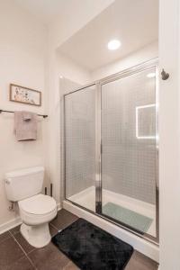 Stylish 2-Bedroom Apt in Charlotte with Free Parking