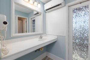 Ocean and Sound Views at Shoreline Escape!