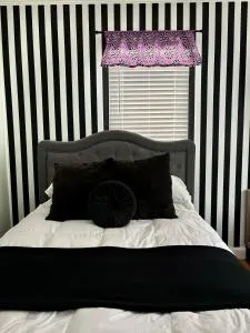 It’s Showtime-Book Lally’s House! Steps to Common! - سالم