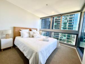 Central City Escape - Skyline Views, Pool & Parking