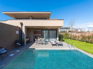 Modern apartment with private swimming pool 