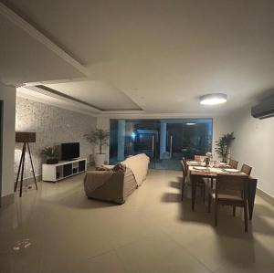 LINDA CASA EM CONDOMINIO de LUXO PERTO DA PRAINHA