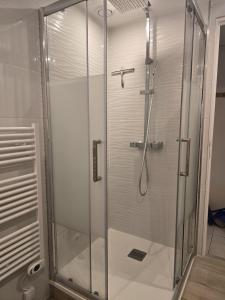 Studio les pieds dans leau dans résidence front de mer avec piscines, tennis, plage privée