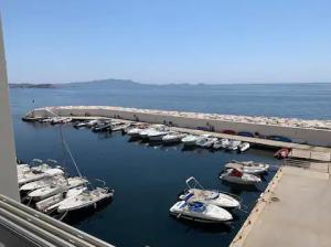 Studio les pieds dans leau dans résidence front de mer avec piscines, tennis, plage privée