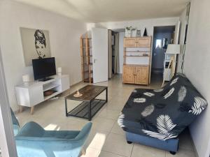 Studio les pieds dans leau dans résidence front de mer avec piscines, tennis, plage privée