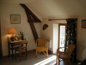 B&B / Chambres d'hotes Chambres confortables et jardin ombrage dans une ferme du XIXeme siecle pres de Chateauroux - FR-1-591-699 : photos des chambres