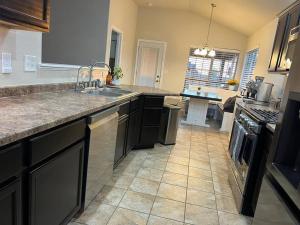 HotTub-King Bed -Fire pit-BBQ-Pristine Kitchen