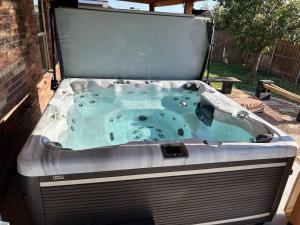 HotTub-King Bed -Fire pit-BBQ-Pristine Kitchen