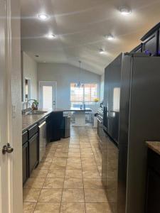 HotTub-King Bed -Fire pit-BBQ-Pristine Kitchen