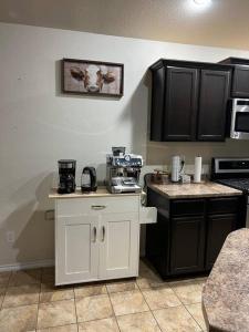 HotTub-King Bed -Fire pit-BBQ-Pristine Kitchen