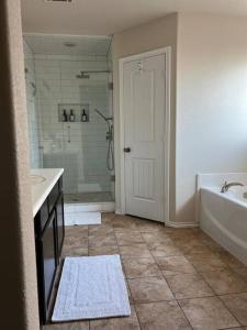 HotTub-King Bed -Fire pit-BBQ-Pristine Kitchen