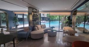 Modern room with Pool and Gym in the city center just 600m from Subway station!