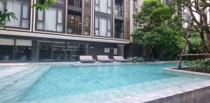 Modern room with Pool and Gym in the city center just 600m from Subway station!