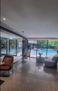 Modern room with Pool and Gym in the city center just 600m from Subway station!