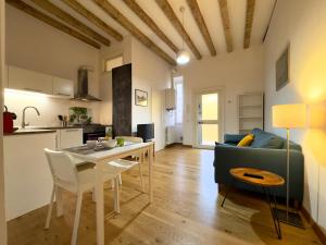 Cosy Navigli Apartment