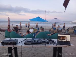 The Seaside Bungalow Hostel and Bar