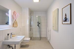 Apartment A6 "Pine Hill Resort" - mit großem Bad & großem überdachtem Balkon, vom Wohn- und Schlafzimmer aus begehbar