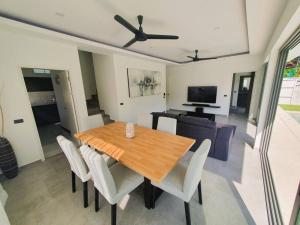 Modern pool villa 3 bedrooms