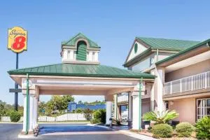 Super 8 by Wyndham Marianna - Чипли